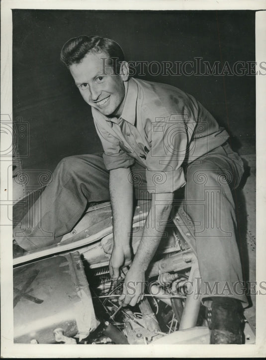 1943 Press Photo Donald Mullet of North Aircraft Inc. Wins Production Merit