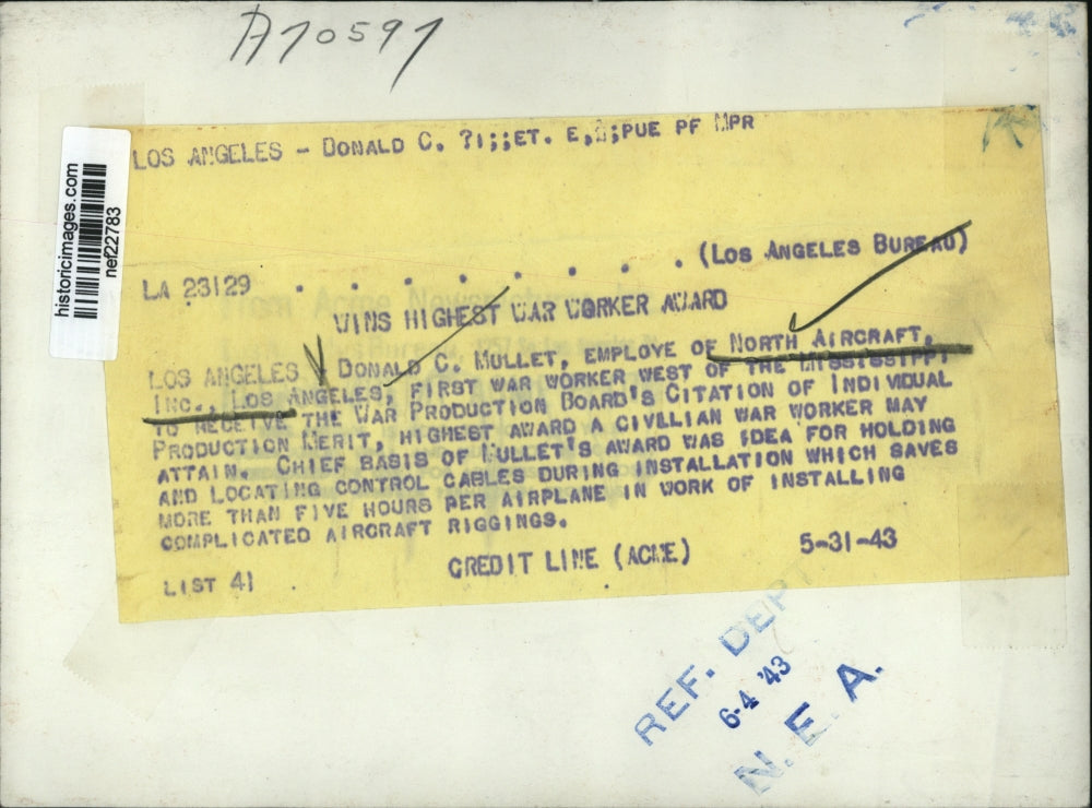 1943 Press Photo Donald Mullet of North Aircraft Inc. Wins Production Merit