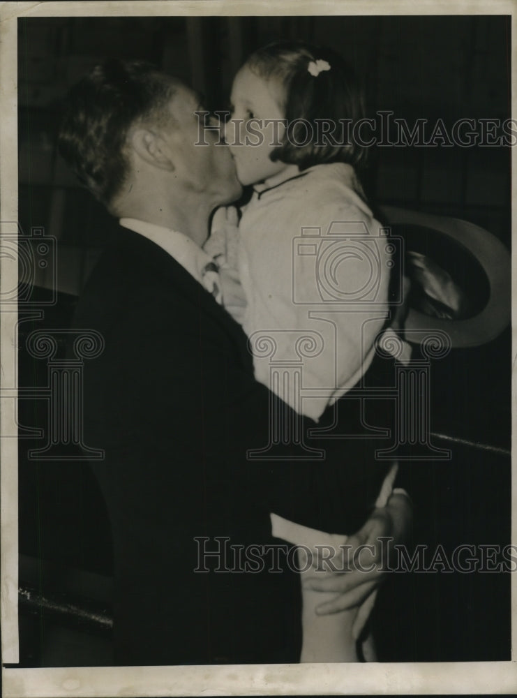 Load image into Gallery viewer, 1937 Press Photo Harold Shand kissed her daughter Mary youngest War refugee

