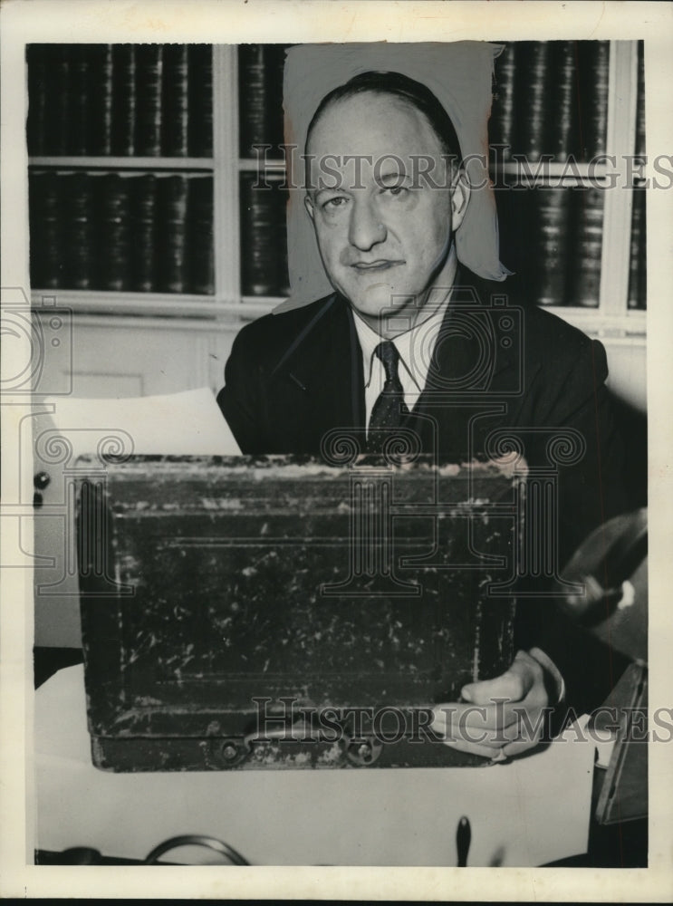 1955 Press Photo Richard Butler Shown With Famous Budget Box In His Office