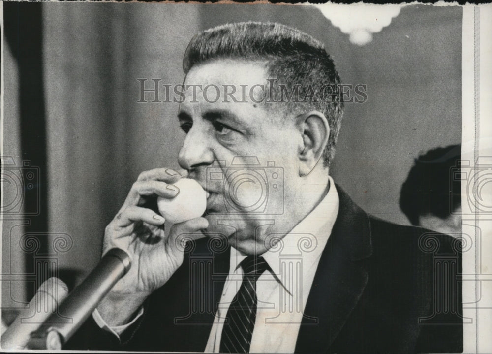 1963 Press Photo Joseph Valachi Sucks Lemon Juice For Harseness Due to Testimony