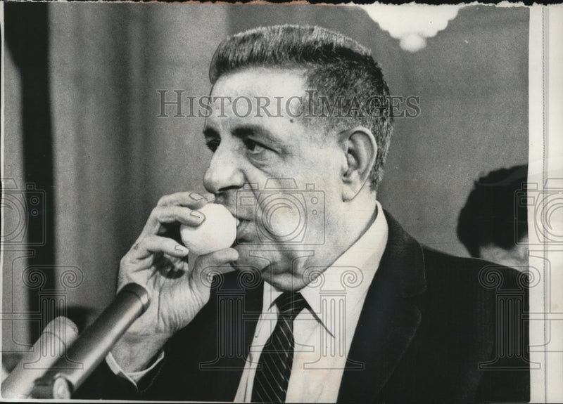 Load image into Gallery viewer, 1963 Press Photo Joseph Valachi Sucks Lemon Juice For Harseness Due to Testimony
