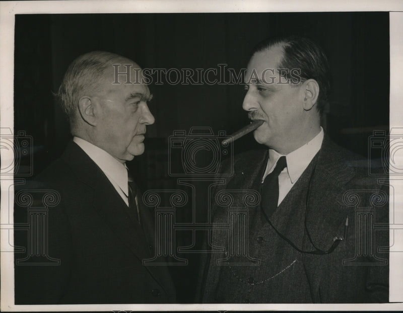 Load image into Gallery viewer, 1941 Press Photo Hatton Sumners and Thurman Arnold at Labor Bills House Hearings
