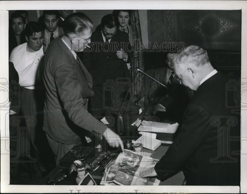 Load image into Gallery viewer, 1946 Press Photo Mayor Fletcher Bowron at CIO Officials Conference, Los Angeles
