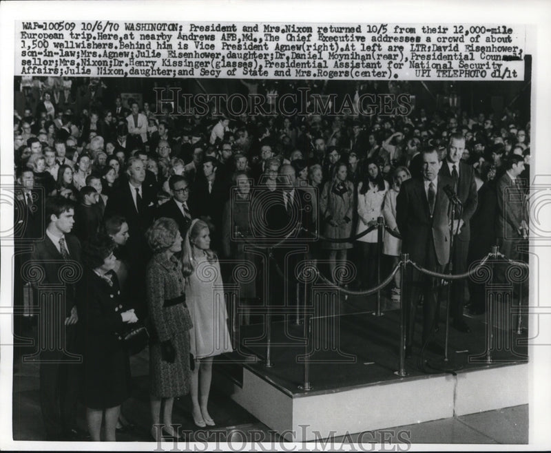 Load image into Gallery viewer, 1970 Press Photo President and Mrs. Nixon Return form European trip - nef23044
