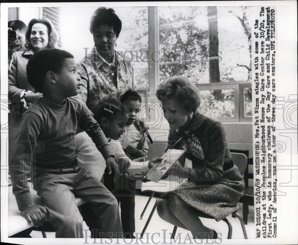 1969 Press Photo Mrs. Nixon with children at Peoples Neighborhood House Day Care