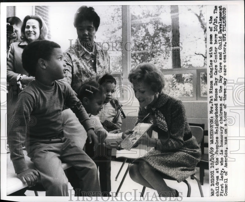 Load image into Gallery viewer, 1969 Press Photo Mrs. Nixon with children at Peoples Neighborhood House Day Care
