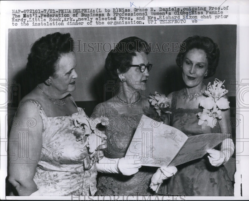 Load image into Gallery viewer, 1960 Press Photo Members of National Federation of Business &amp; Professional Club
