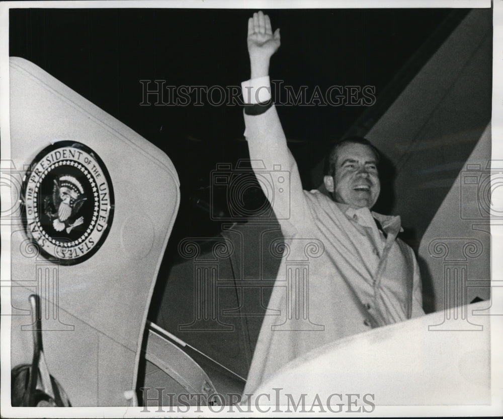 1968 Press Richard Nixon Waves From Boarding Ramp as He Departs For FL Vacation