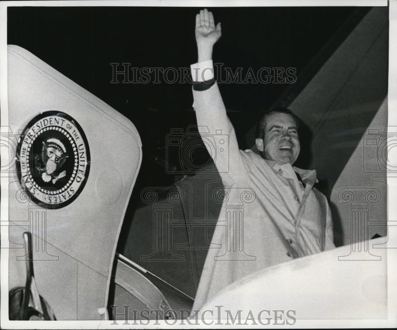 Load image into Gallery viewer, 1968 Press Richard Nixon Waves From Boarding Ramp as He Departs For FL Vacation
