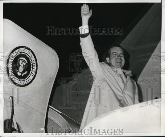 1968 Press Richard Nixon Waves From Boarding Ramp as He Departs For FL Vacation