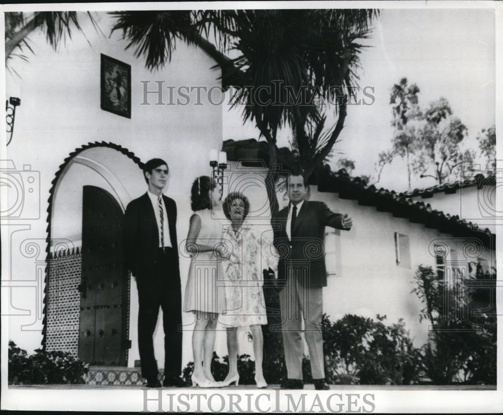 1969 Press Photo First Family Poses Outside the White House West August 14- Historic Images