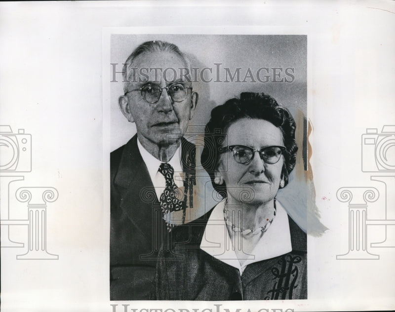 Load image into Gallery viewer, 1962 Press Photo Mr and Mrs Henry Wetzel of Berea, Ohio Celebrate Anniversary
