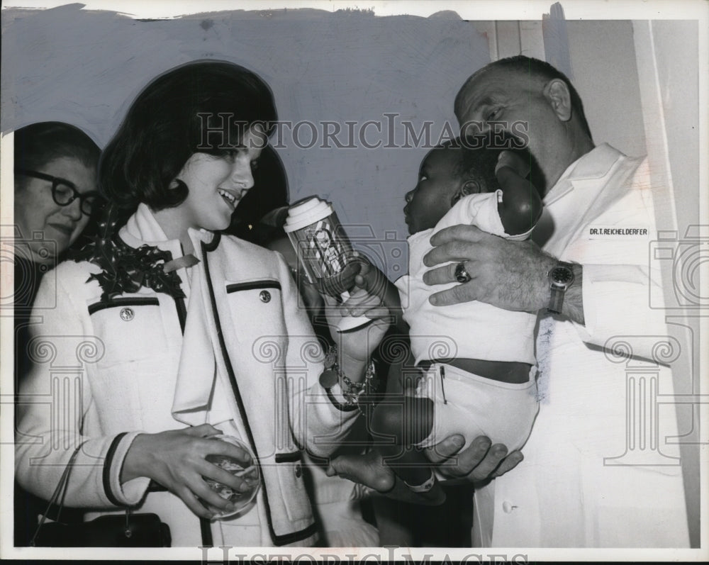 1963 Press Photo Luci Baines Johnson with Baby - nef23285