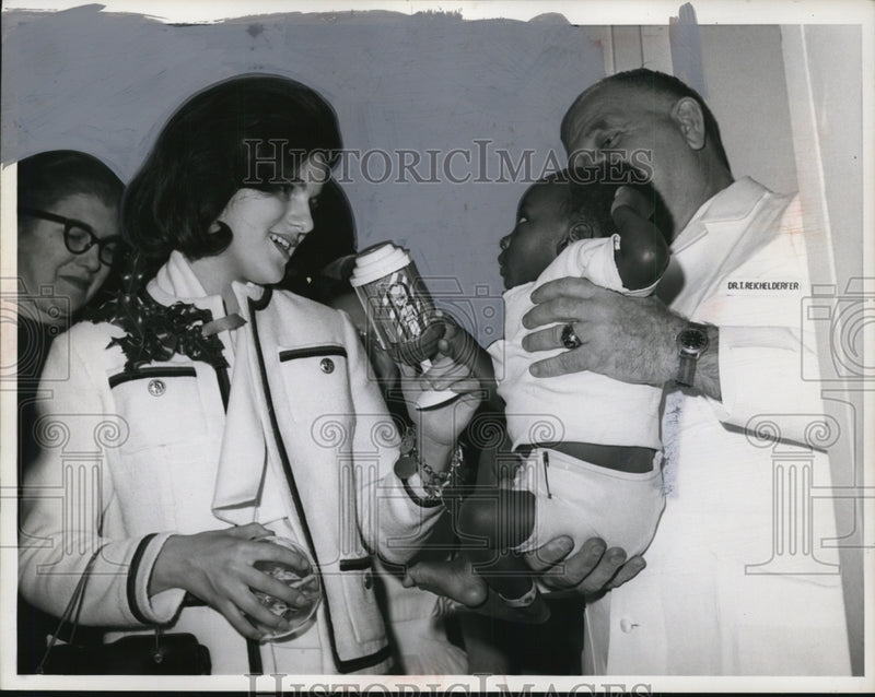 Load image into Gallery viewer, 1963 Press Photo Luci Baines Johnson with Baby - nef23285
