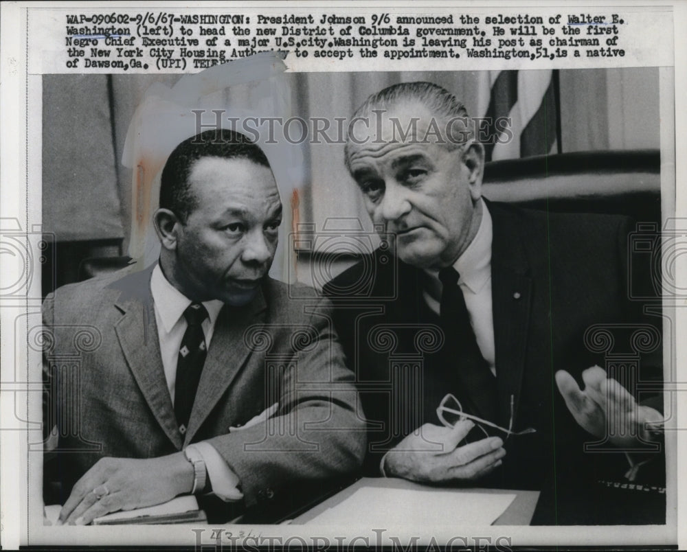 1967 Press Photo Lyndon B. Johnson, Walter E. Washington - nef23290