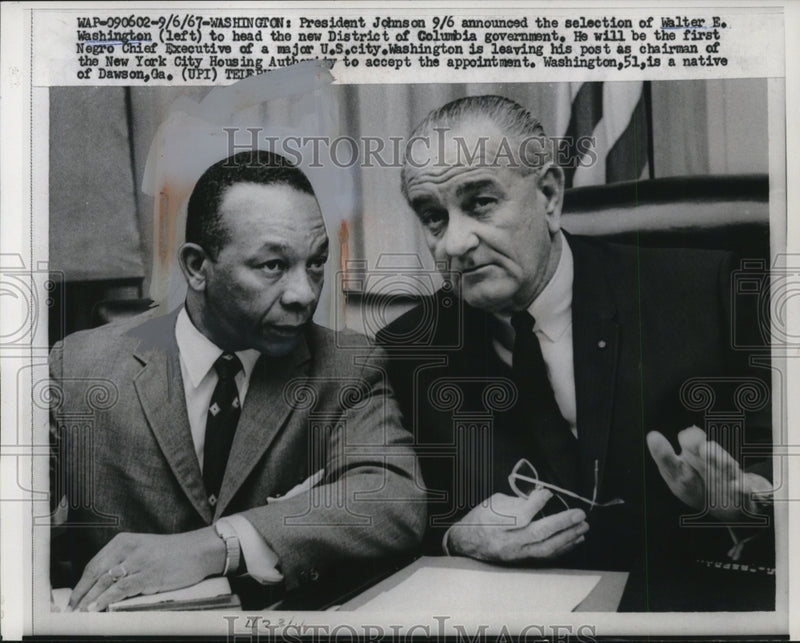 Load image into Gallery viewer, 1967 Press Photo Lyndon B. Johnson, Walter E. Washington - nef23290
