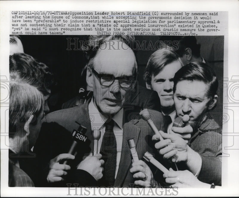 Load image into Gallery viewer, 1970 Press Photo Opposition Leader Robert Standfield surrounded by newsmen.
