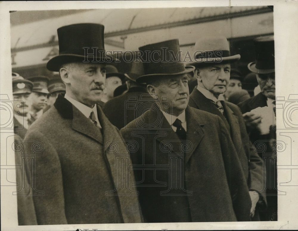 1930 Press Photo Secretary of State Henry L. Stimson being welcomed to London.