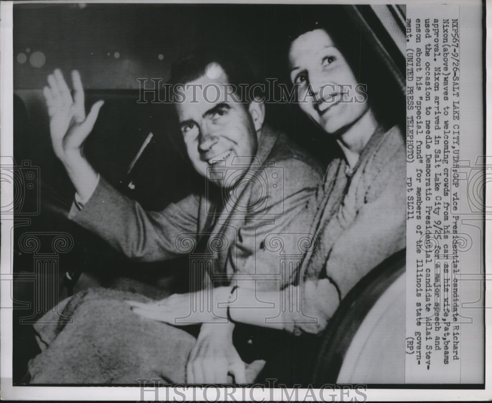 1952 Press Photo Nixon waves to welcoming crowds from his car as wife Pat smiles
