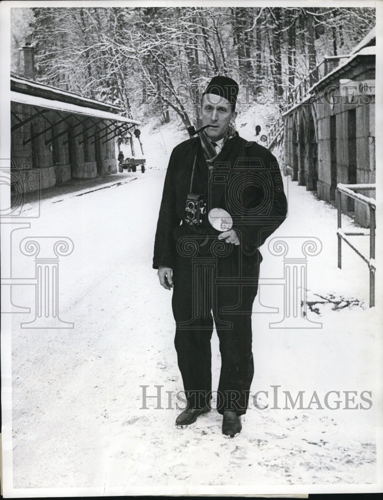 1960 Press Photo Gerhard P. Seinig Wearing Protective Clothing - nef23542