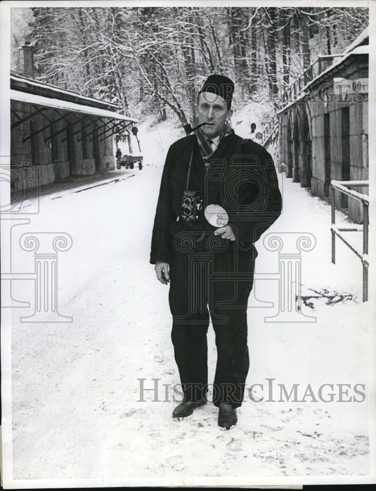 1960 Press Photo Gerhard P. Seinig Wearing Protective Clothing - nef23542