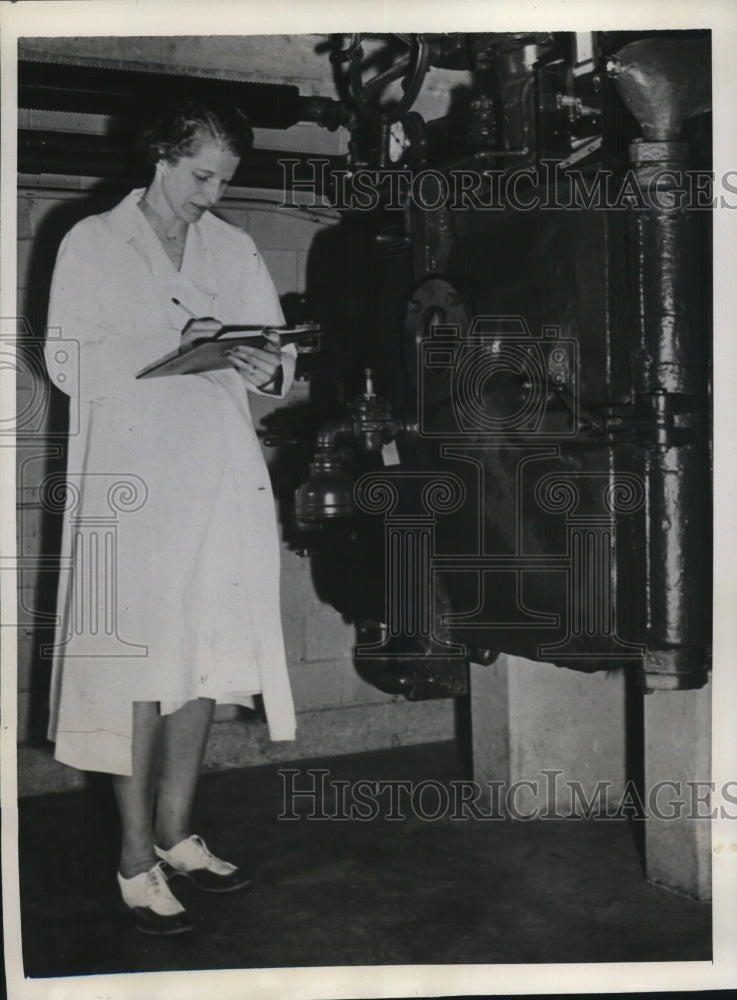1943 Press Photo Wife of William H. Wilbur Worksat Abbott Laboratories Chicago