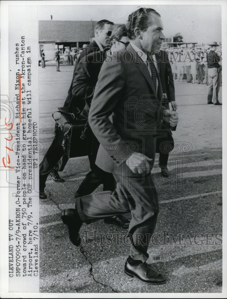 Load image into Gallery viewer, 1968 Press Photo Richard Nixon at Akron-Canton Airport, Ohio - nef23592
