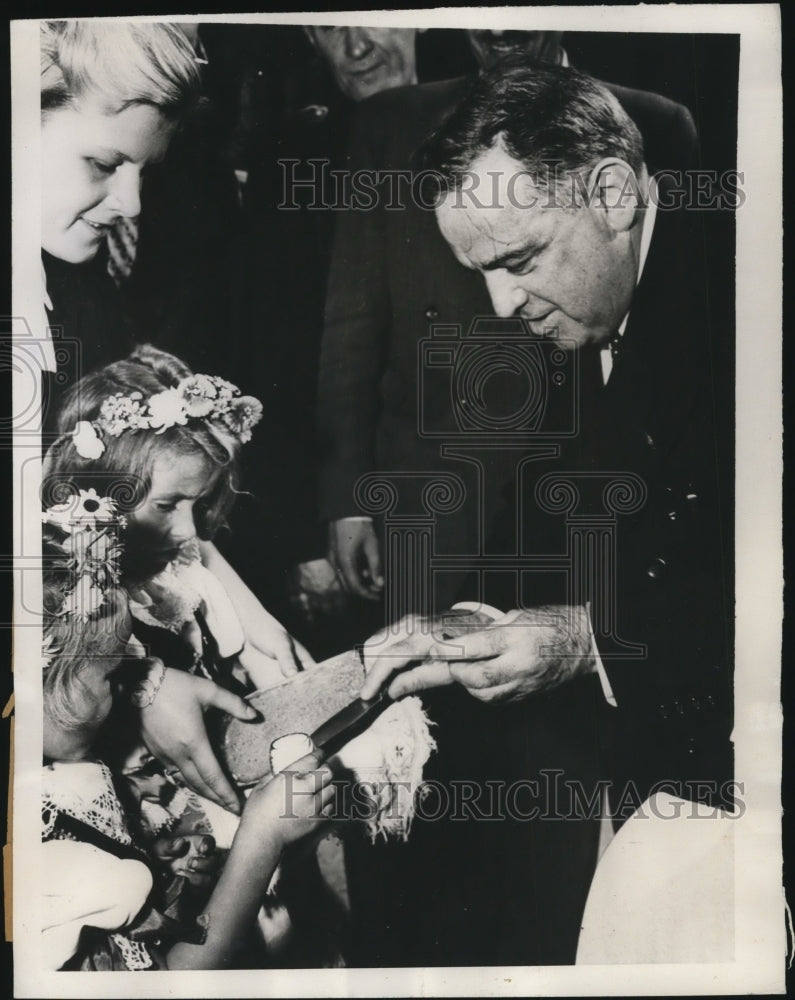 Load image into Gallery viewer, 1946 Press Photo Fiorello LaGuardia with Children at Prague City Hall
