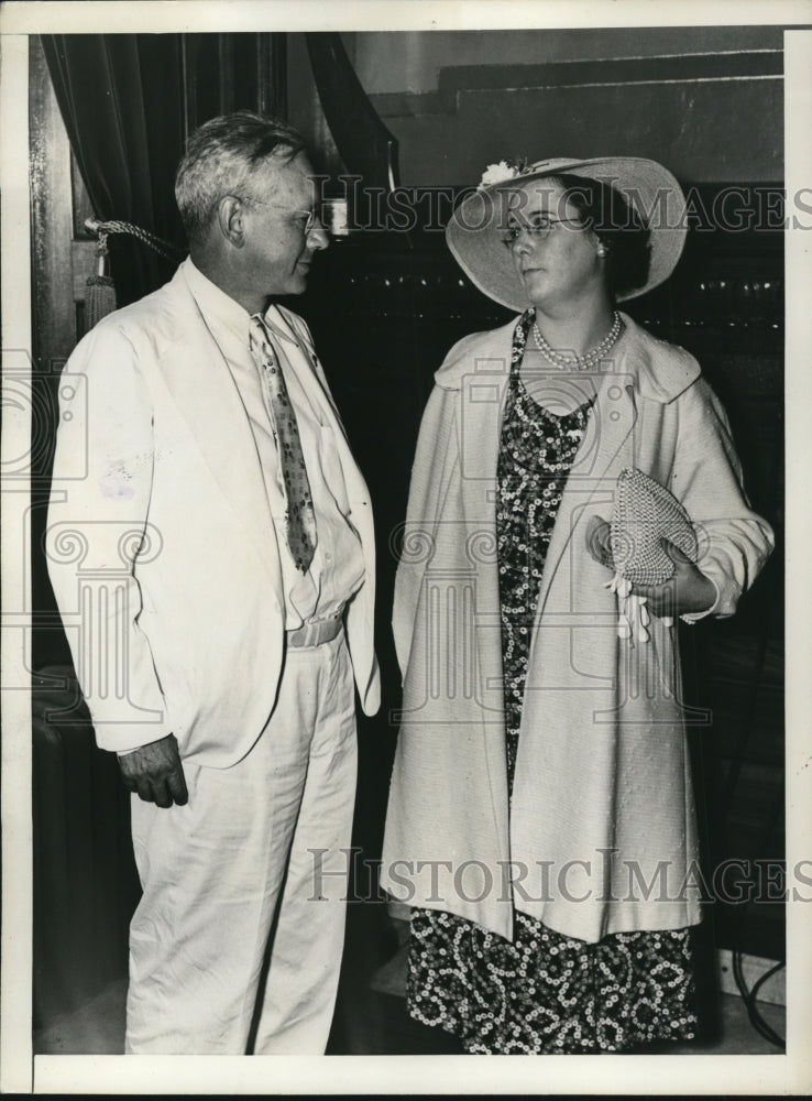 1936 Press Photo Mrs. Daisy Williams, and Governor Alf Landon - nef23770