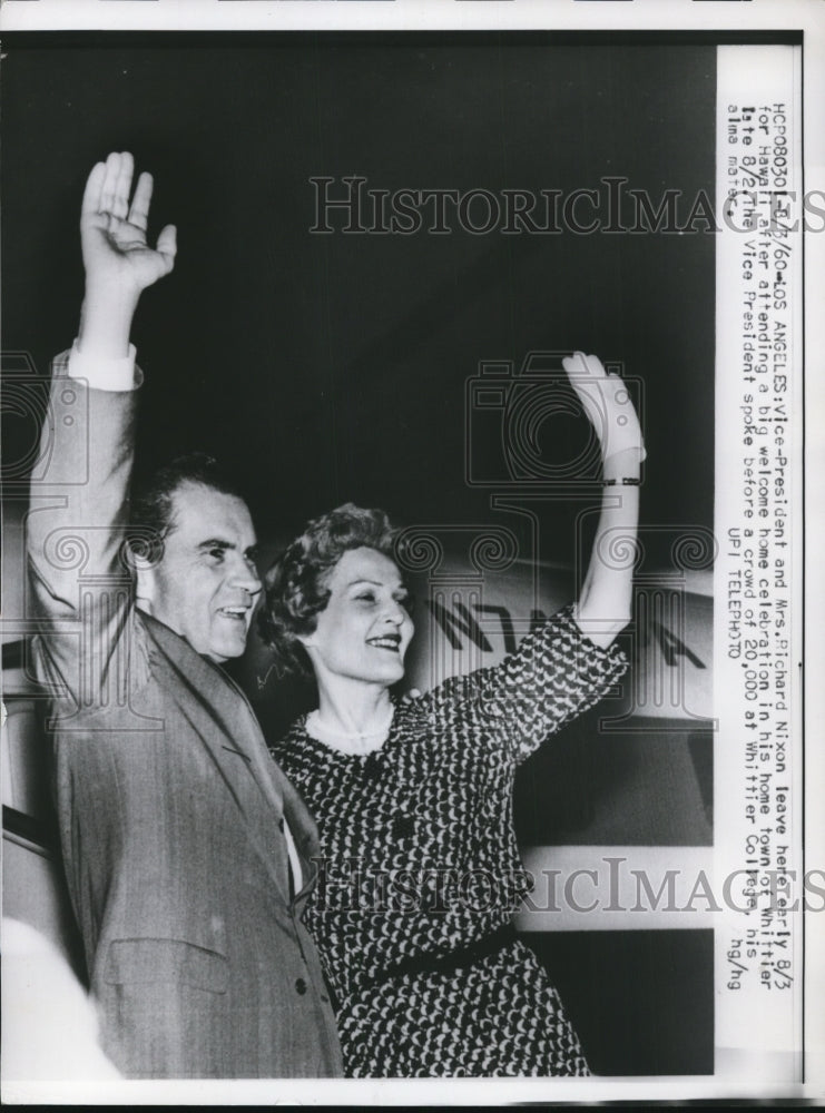Load image into Gallery viewer, 1960 Press Photo Pat and Richard Nixon Wave Leaving Los Angeles - nef23933
