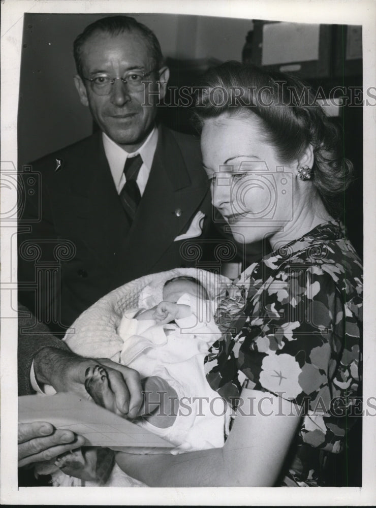 1943 Press Photo Mrs James Hardwig in Los Angeles Court with Mixup Baby