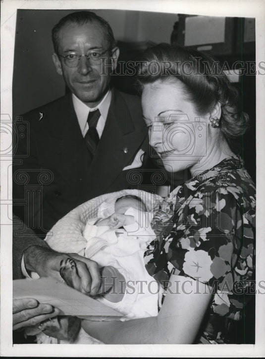 1943 Press Photo Mrs James Hardwig in Los Angeles Court with Mixup Baby