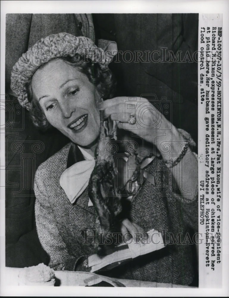 Load image into Gallery viewer, 1959 Press Photo Mrs. Pat Nixon amazed with large piece of chicken served
