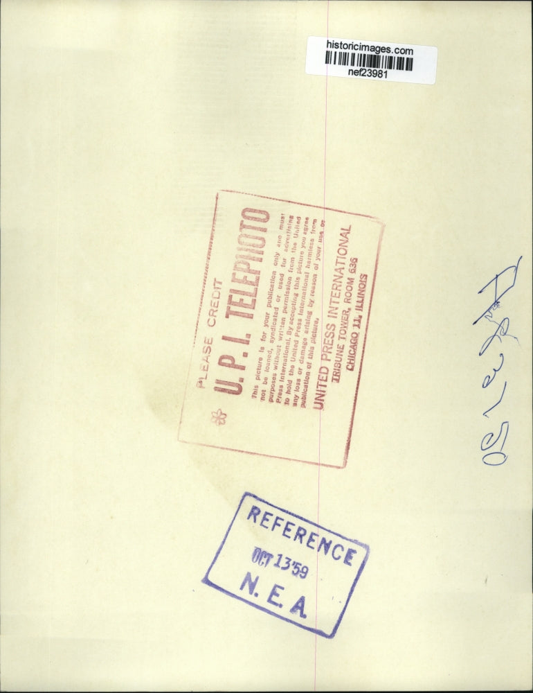 1959 Press Photo Mrs. Pat Nixon amazed with large piece of chicken served