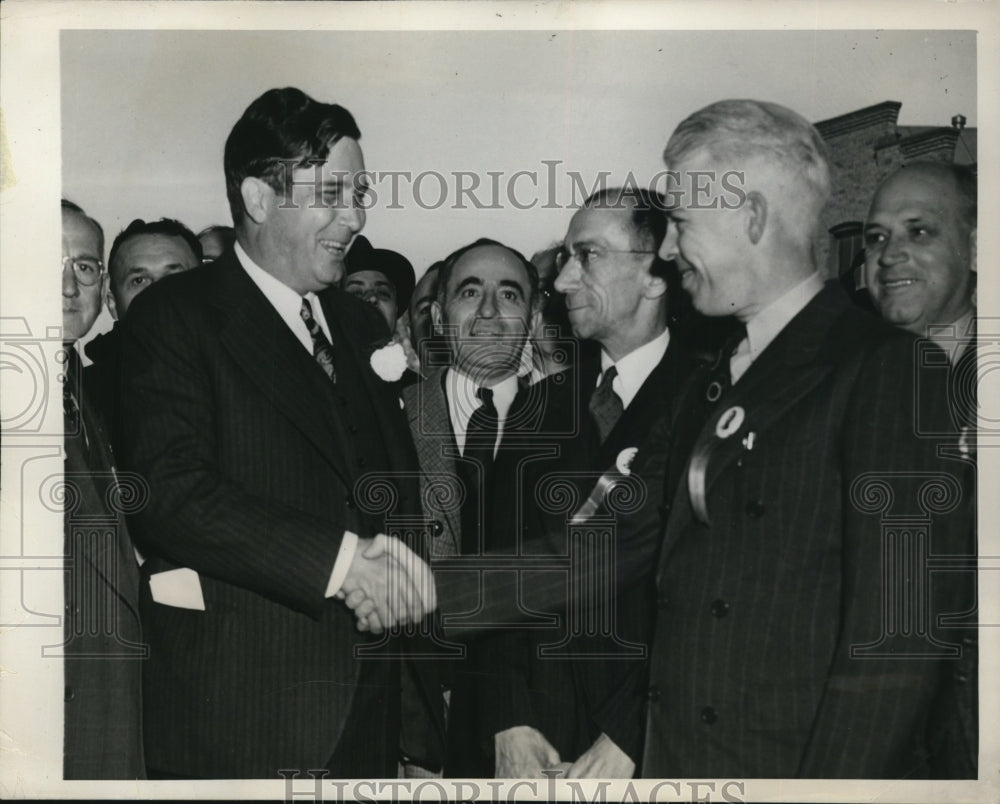1940 Press Photo Wendell L Willkie Greeted by a Group of AFL & CIO Labor Leaders
