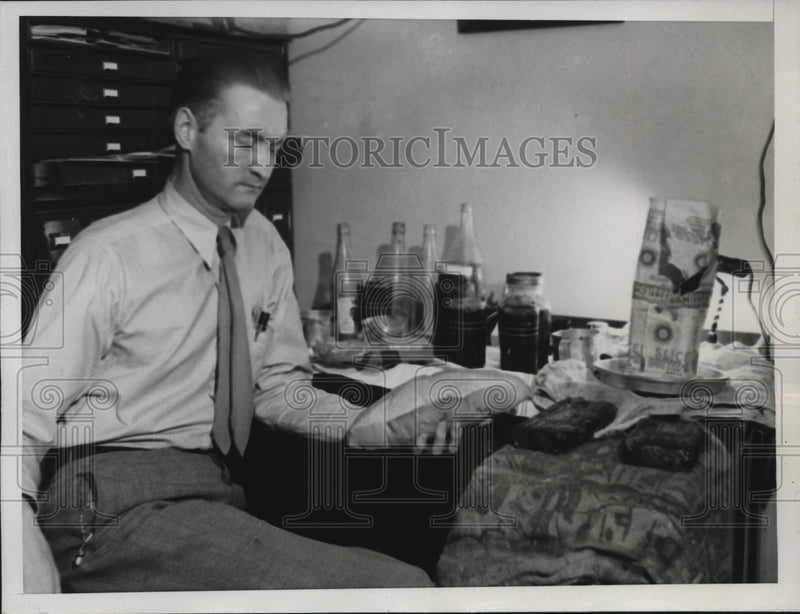 Load image into Gallery viewer, 1934 Press Photo M.T Guiney Examines Food Found Where June Robles Was Imprisoned
