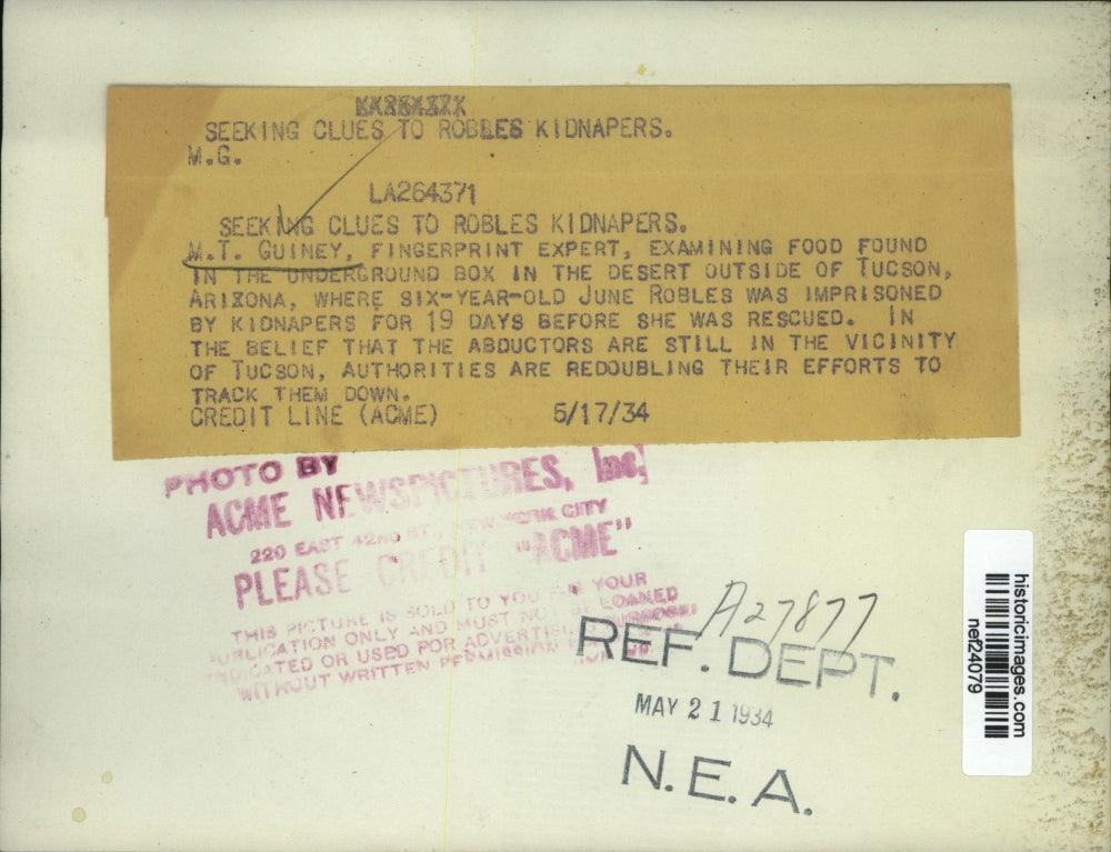 1934 Press Photo M.T Guiney Examines Food Found Where June Robles Was Imprisoned