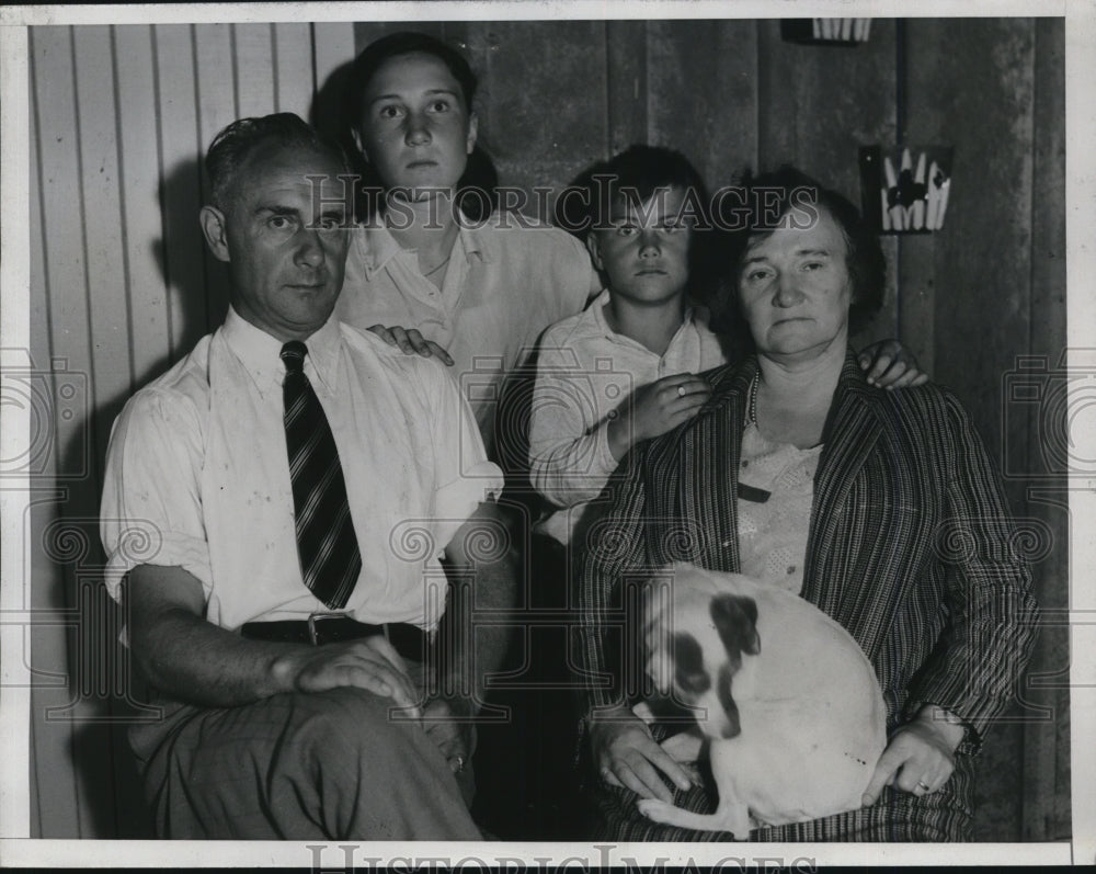 1934 Press Photo Frank Christian Hoff Homeless & Penniless Deportation Next