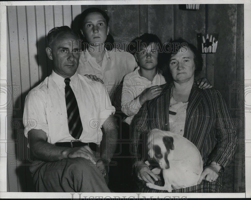 Load image into Gallery viewer, 1934 Press Photo Frank Christian Hoff Homeless &amp; Penniless Deportation Next
