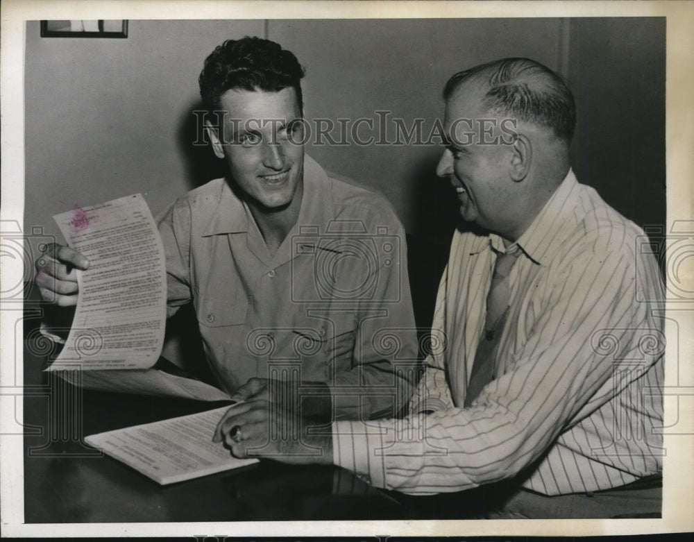 1943 Press Photo Football Ace Don MacGregor at Iowa State Prison Granted Trial- Historic Images