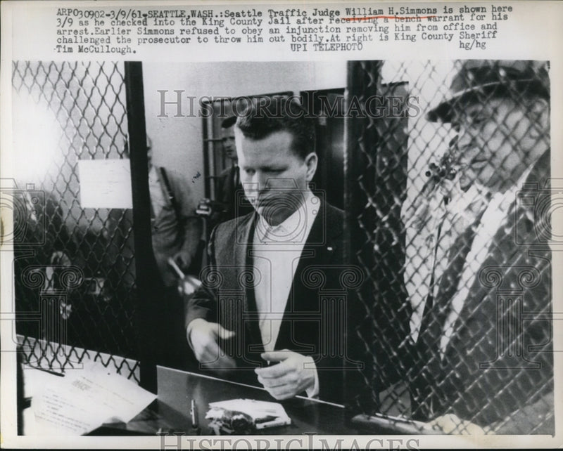 Load image into Gallery viewer, 1961 Press Judge William H Simmons Checks Into King County Jail After Bench Warr
