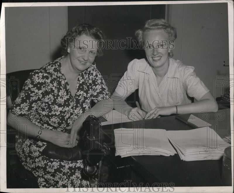 Load image into Gallery viewer, 1944 Press Photo Pennsylvania-Central Airlines Boasts Mother-Daughter Team
