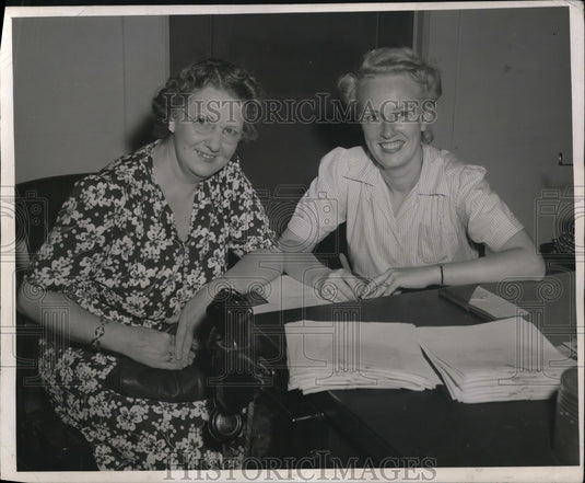 1944 Press Photo Pennsylvania-Central Airlines Boasts Mother-Daughter Team