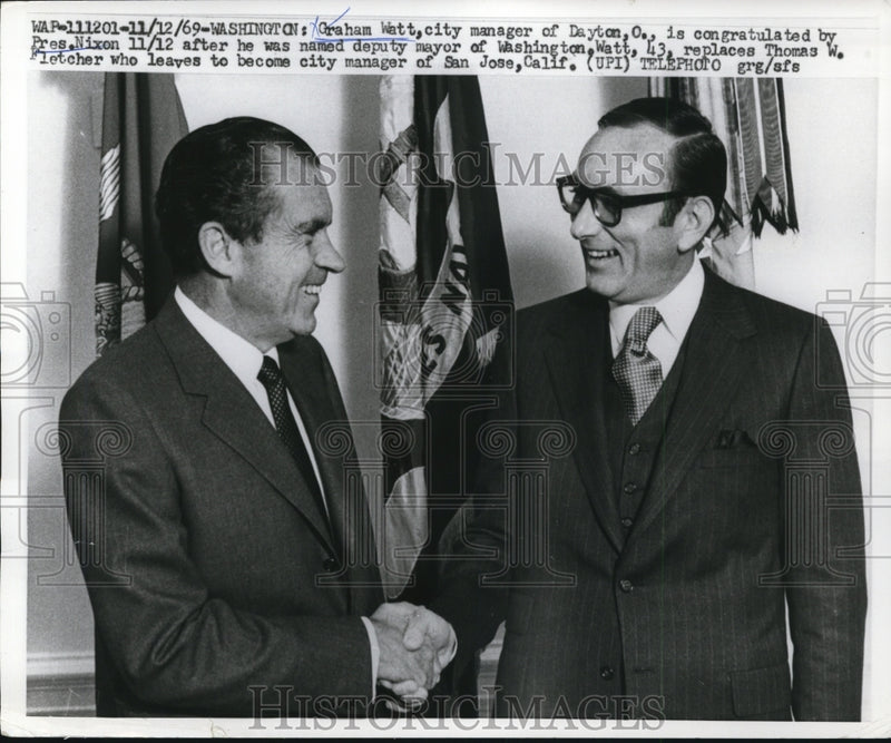 Load image into Gallery viewer, 1969 Press Photo Pres.Richard Nixon and Graham Watt, City Manager of Ohio
