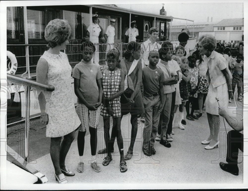 1969 Press Photo Mrs.Richard Nixon entertains group of Wash. D.C Children