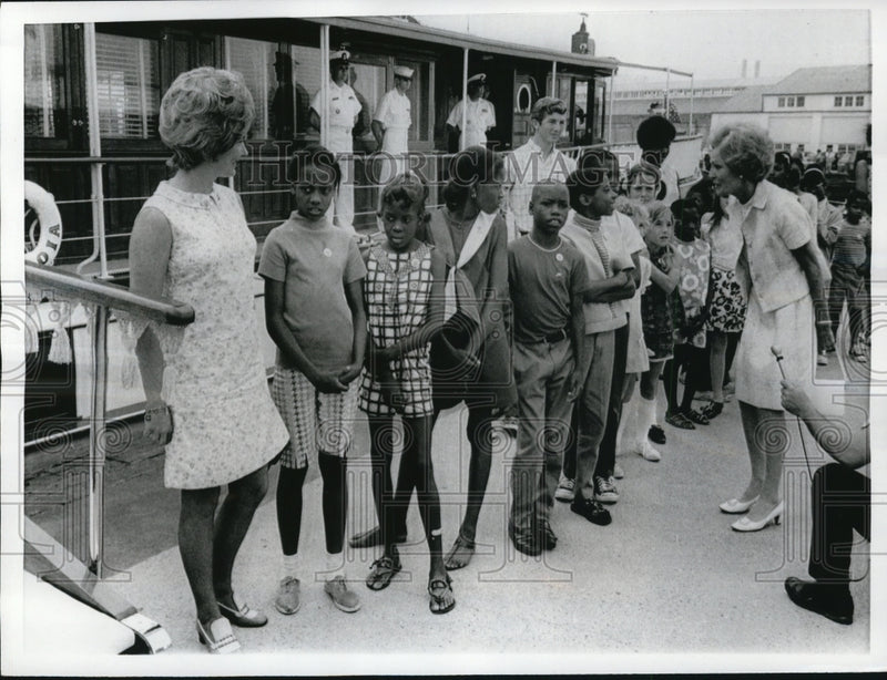 Load image into Gallery viewer, 1969 Press Photo Mrs.Richard Nixon entertains group of Wash. D.C Children
