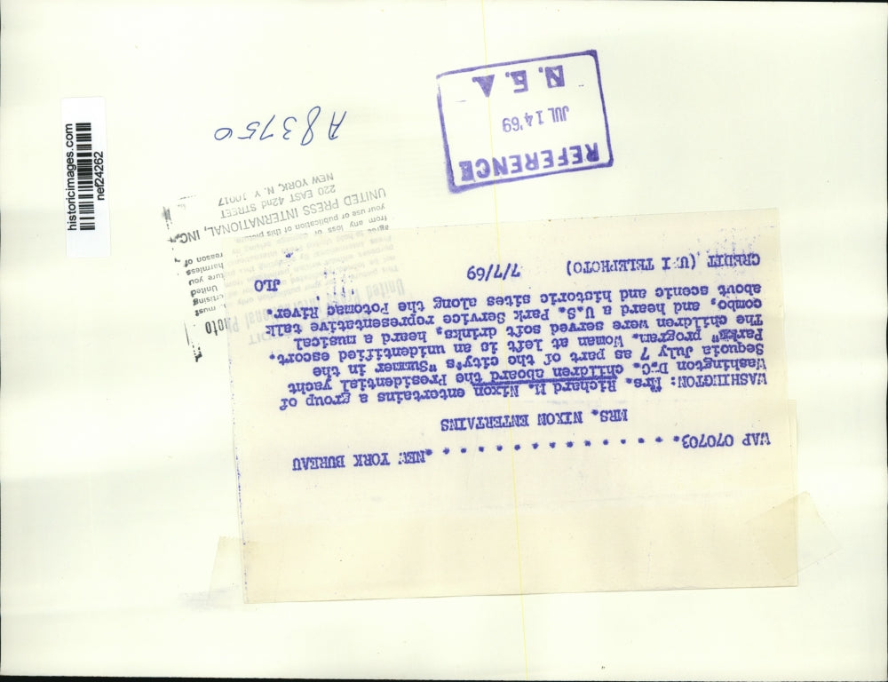 1969 Press Photo Mrs.Richard Nixon entertains group of Wash. D.C Children