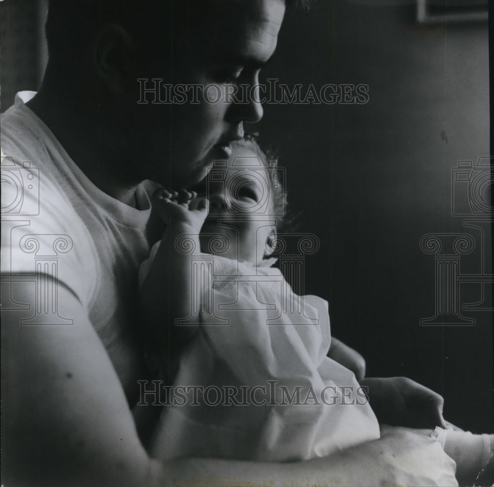 1954 Press Photo Phillip Axe Father of Quadruplets of Toledo Ohio - nef24364