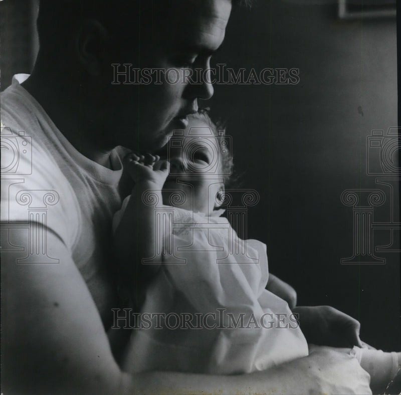 Load image into Gallery viewer, 1954 Press Photo Phillip Axe Father of Quadruplets of Toledo Ohio - nef24364
